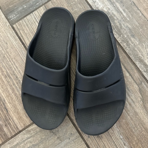 Oofos OOahh Slide Sandal in Black size Men’s 9 or Women’s 11 main image 10